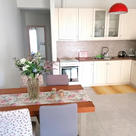 Myrsini's Sea View شقة